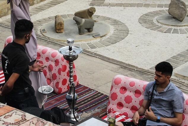 Bakıda tarixi abidənin üstündə qəlyan qonaqlığı - Foto