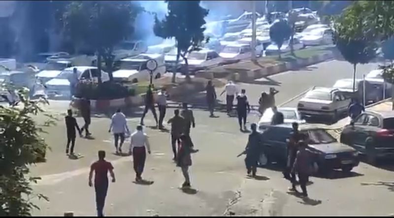 İranın Sənəndəc şəhərində polis etirazçılara atəş açır - VİDEO