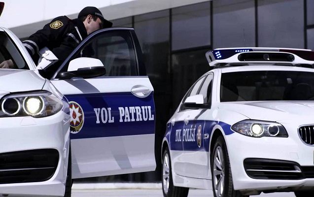 Polis avtomobilinin üzərinə benzin töküb yandırmaqla hədələdi 