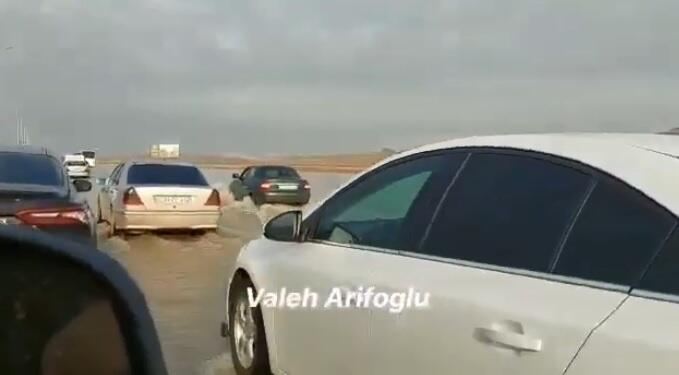 Lökbatanda yolu su basdı - Video