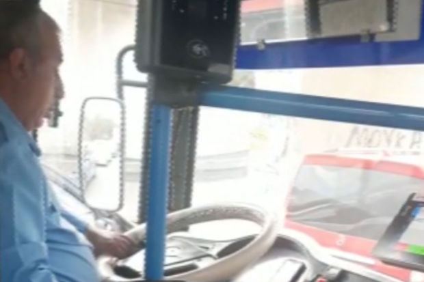 Bakıda sürücü sükan arxasında filmə baxdı - Video 