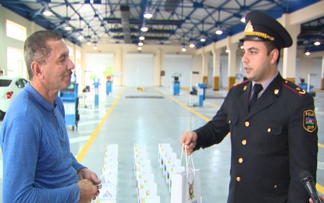 Yol polisi bu sürücülərə hədiyyə verir - Video