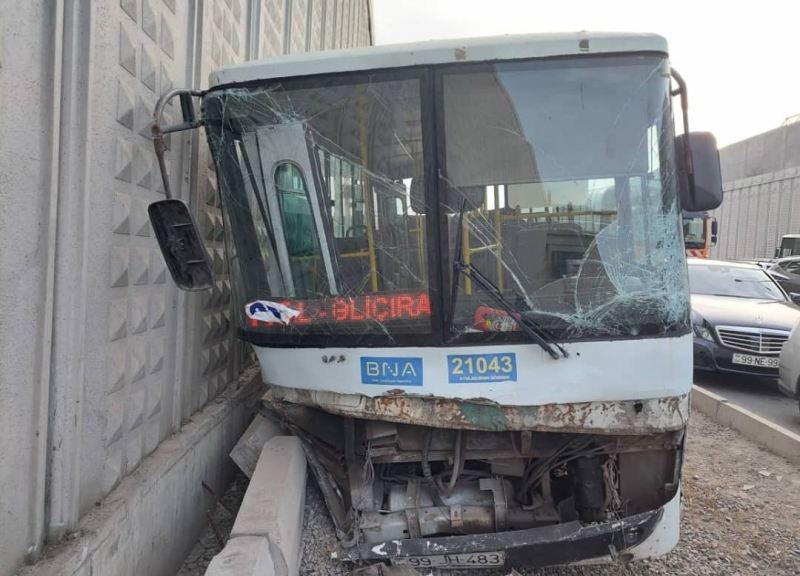 Bakıda avtobus qəzaya düşdü - Xəsarət alanlar var