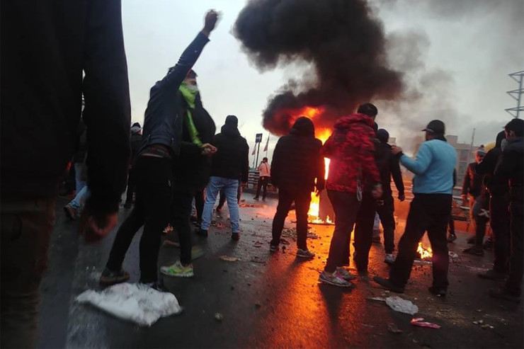 İranda polis 17 yaşlı məktəblini güllələdi - FOTO