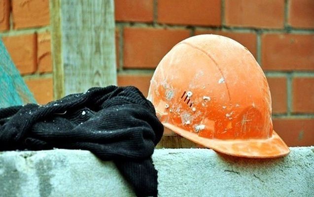 Bakıda dəzgahın bunkerinə düşən fəhlə öldü 