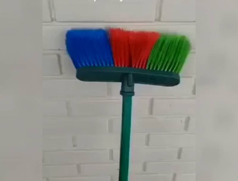 BİABIRÇILIQ! Azərbaycanda bayrağımızın rənglərinə boyanmış süpürgələr satılır - VİDEO