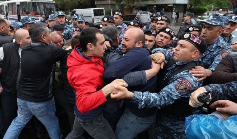 Ermənistanda müəllim və şagirdlər yolu bağlayaraq etiraz aksiyası keçiriblər 