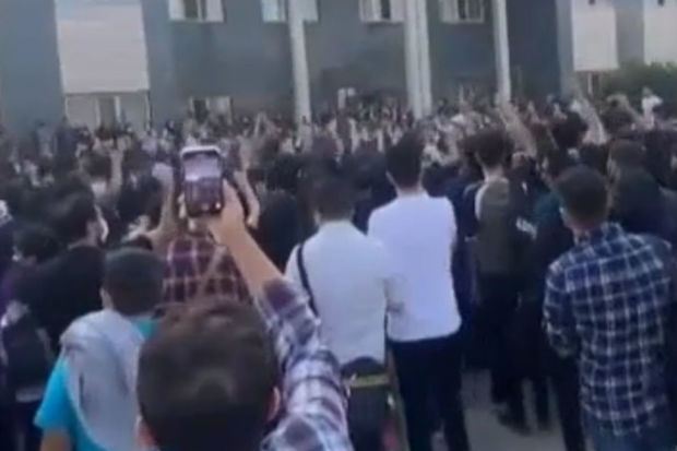 İranda tələbələr etiraz aksiyası keçirdilər: “Bu il qan ilidir, Xameneyi devrilməlidir” - VİDEO