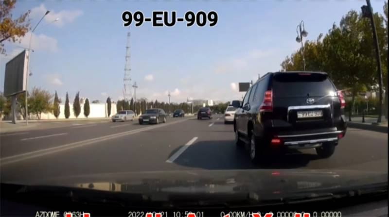 Bakıda yolu kəsib şou göstərən \"avtoş\" xanım sürücüdən ŞOK HƏRƏKƏTLƏR - VİDEO