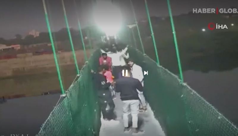 Hindistanda 114 nəfər öldüyü dəhşətli hadisə: Körpü çökdü, insanlar çaya töküldü... ANBAAN VİDEO