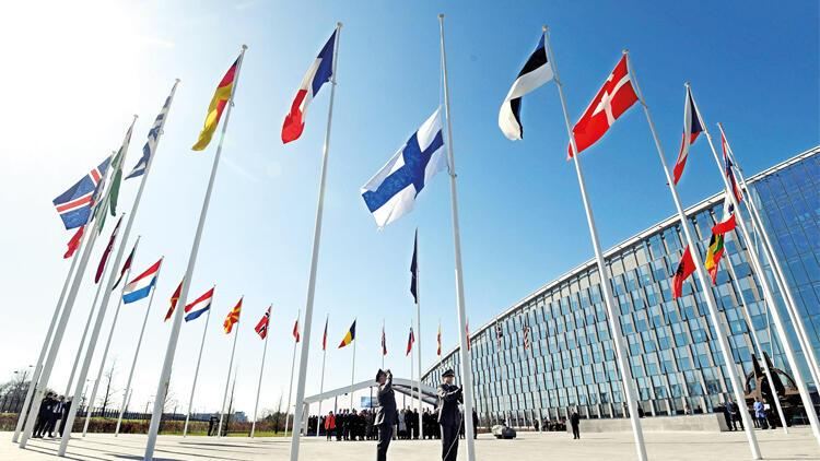 Finlandiya bayrağı NATO qərargahında qaldırıldı 