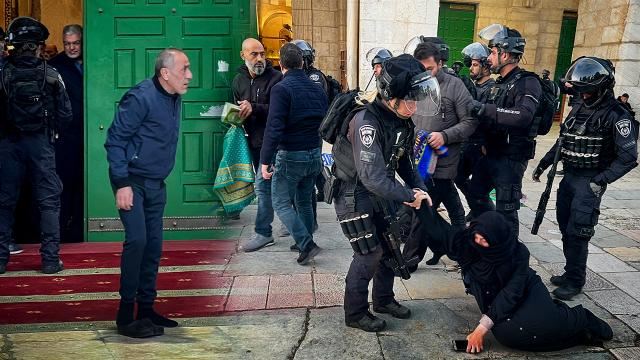 Qəzzada İsrail qüvvələrinin Əl-Əqsa məscidinə basqın etməsinə etiraz edilib 