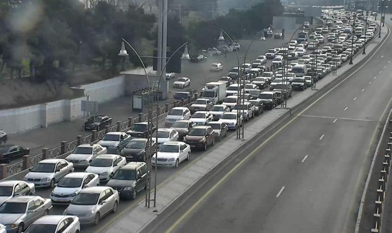 Bakıda tıxacda qalan polkovnik od püskürdü- \"45 dəqiqədir sürünmüşük\" 