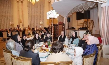 Mehriban Əliyevanın təşəbbüsü ilə iftar süfrəsi - Foto 