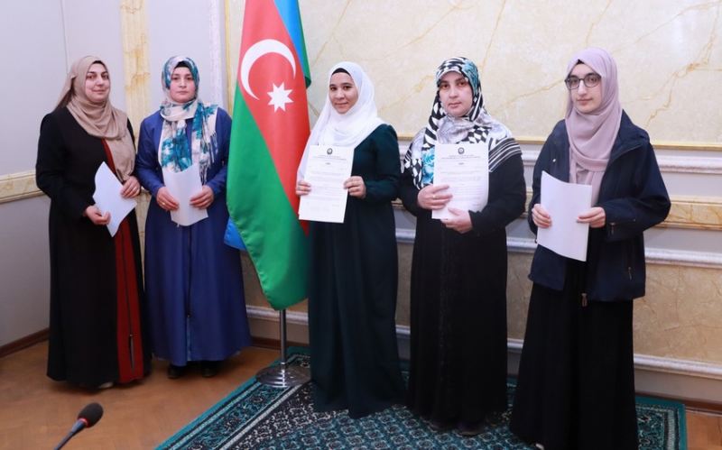 Daha 5 qadın dini ayin icraçıları məscidlərə təyinat alıb 