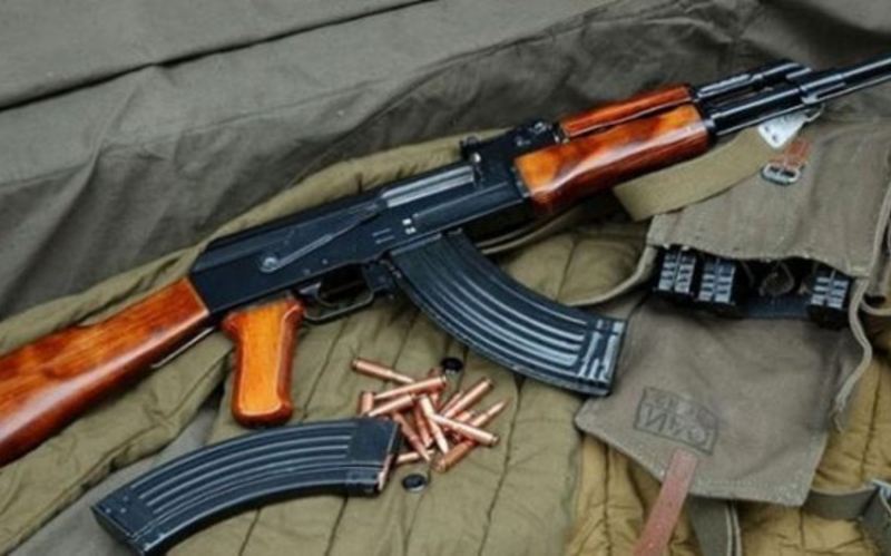 Bakı sakininin üzərində “Kalaşnikov” silahı və döyüş sursatı aşkarlanıb 