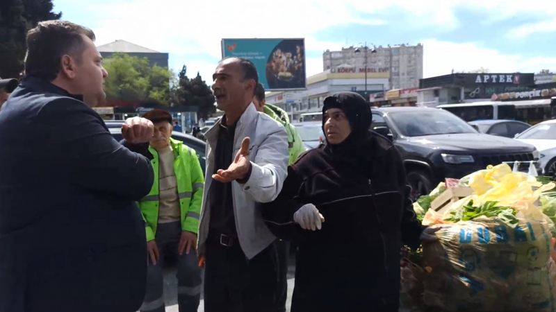 \"Əl çəkmirlər məndən...Deyirlər ki, verin yeyək\": İcra nümayəndələri ilə satıcı arasında mübahisə - (VİDEO)