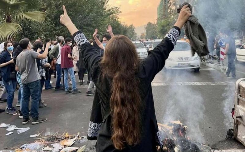 İranda hicaba riayət etməyənlərin telefonuna görün nə mesaj gəldi 