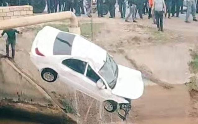 Beyləqanda hərbçi maşını kanala aşırdı - Foto