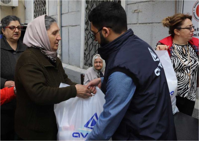 “Avrora” MMC aztəminatlı ailələrə bayram sovqatı çatdırıb 