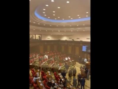 Ermənistan parlamentində dava: Təhlükəsizlik əməkdaşları ilə deputatlar üz-üzə gəldi