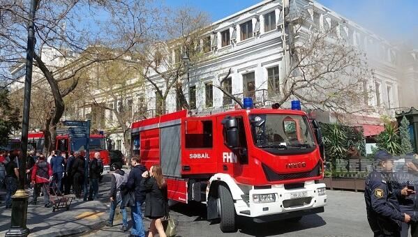 Bakının mərkəzində kafe yanır - Foto 