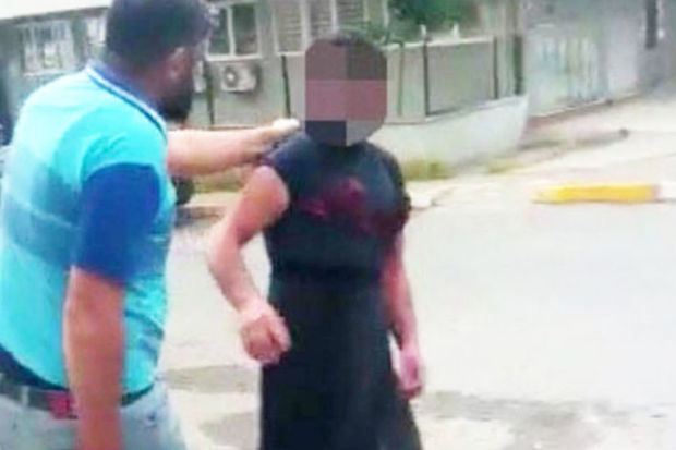 Kişiyə qadın paltarı geyindirib təhqir edənlərə hökm oxundu 