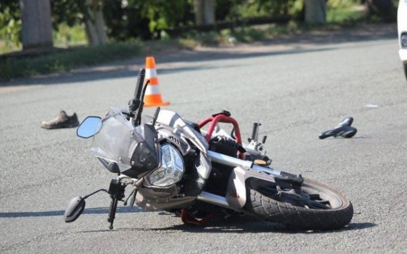 Biləsuvarda motosiklet ağaca çırpılıb, sürücü ölüb 