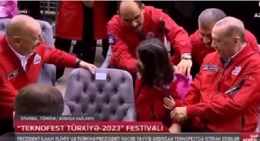Əliyevin “Texnofest”də bu hərəkəti gündəm oldu – Video 