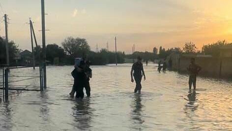 Polis Bərdədə sakinləri təxliyə edir - Foto 