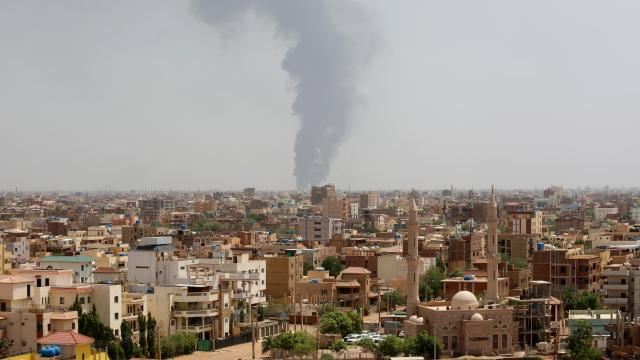 Sudan ordusu ÇDQ-nın paytaxtdakı mövqelərini bombalayıb 