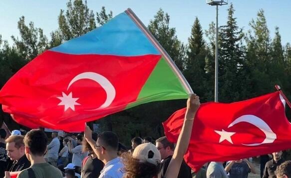 Türkiyədə Güney Azərbaycan bayrağı dalğalandırıldı 