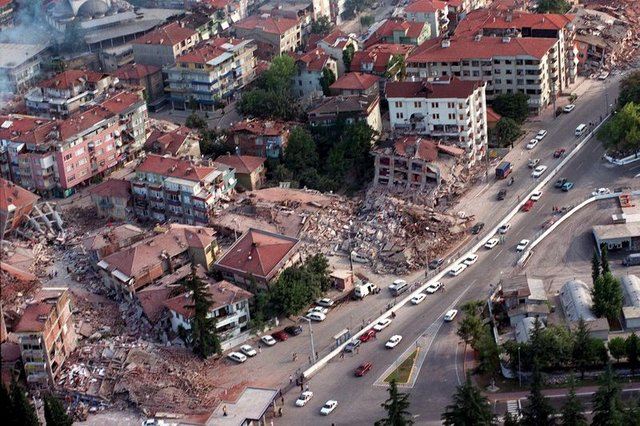 İstanbulda bina çökdü: dağıntılar altında qalanlar var 