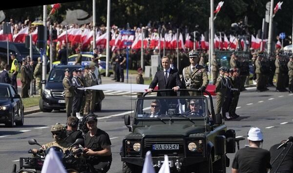 Polşa tarixinin ən böyük hərbi paradını keçirdi 