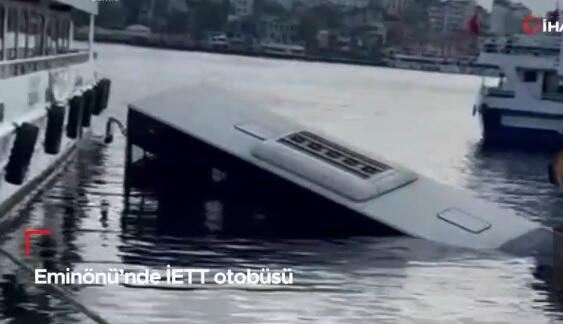 İstanbulda sərnişin avtobusu dənizə düşdü - Video 