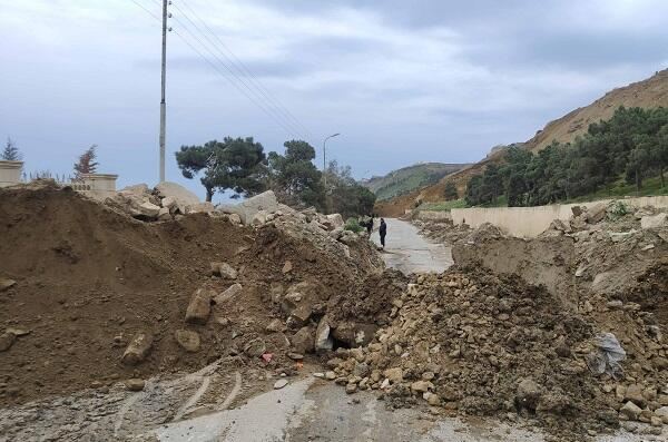 Güneydə torpaq sürüşməsi: Su kəməri sıradan çıxdı 