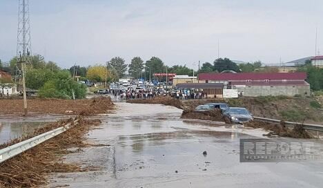 Bakı-Yevlax yolunu su basdı: yüzlərlə avtomobil... - Foto 