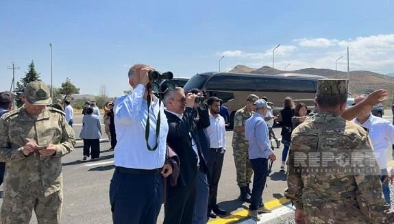Diplomatlar Xankəndinin girişində 