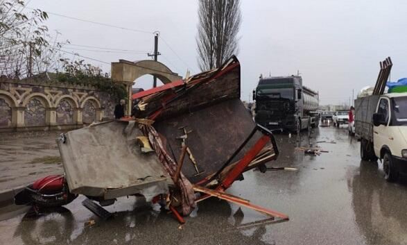 Motosiklet yük maşını ilə toqquşdu: ölən var - Foto 