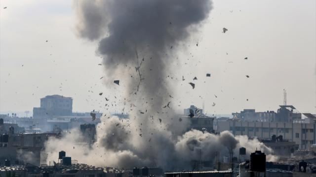 İsrail 60 nəfərin yaşadığı binanı vurdu: Çoxlu ölü və yaralı var 