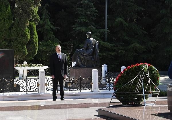 İlham Əliyev Heydər Əliyevin məzarını ziyarət etdi 