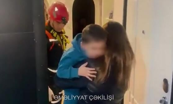 Evdə tək qalan 3 yaşlı uşaq belə xilas edildi - Video 