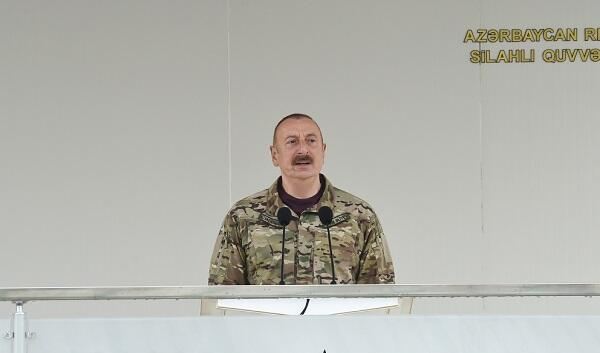 Prezident oyunu şəhid övladları ilə birgə izləyir - Foto 