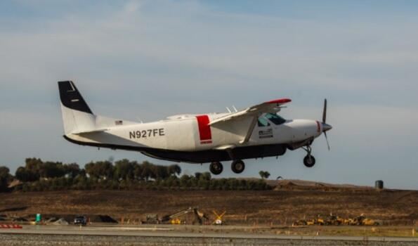 Dünyada ilk dəfə yük təyyarəsi pilotsuz uçdu 