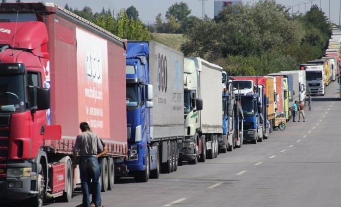 “Qırmızı Körpü”də neçə avtomobil gözləyir? 