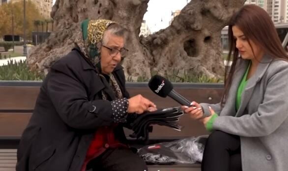 Meşədi Babanın qohumu, məşhur müğənni corab satır - Video 