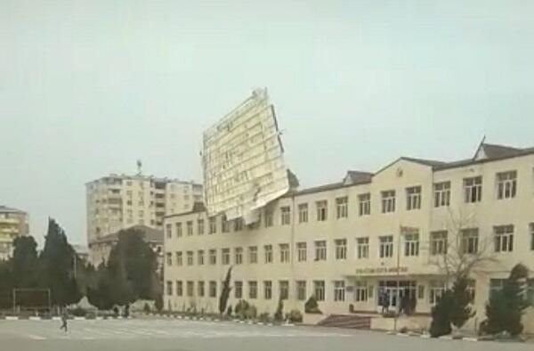 Güclü külək bir sıra məktəbə ziyan vurdu 