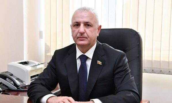 Deputat xanım sürücüdən nəyi xahiş edib? 