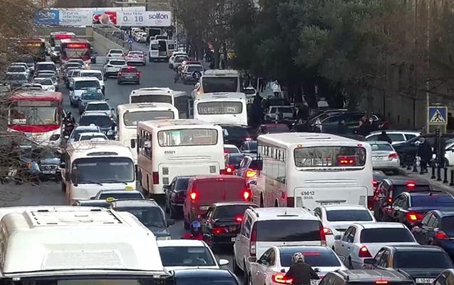 Hazırda Bakının bu yollarında tıxac var - Siyahı 