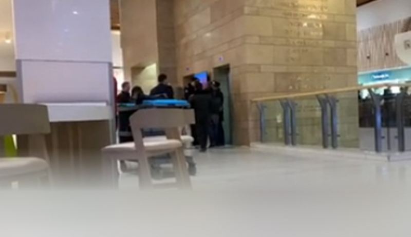 \"28 Mall\"da qadınların videosunu gizlicə çəkən şəxs saxlanıldı - VİDEO